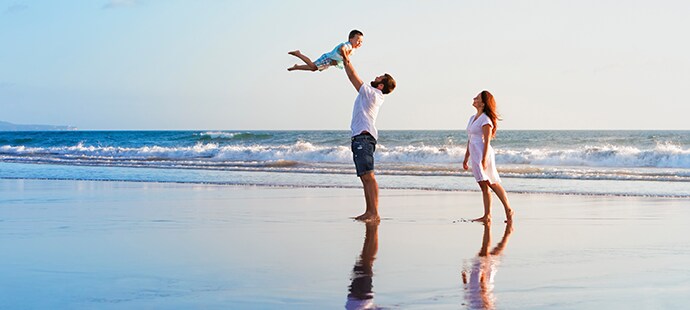Família feliz na praia | MSC Cruzeiros