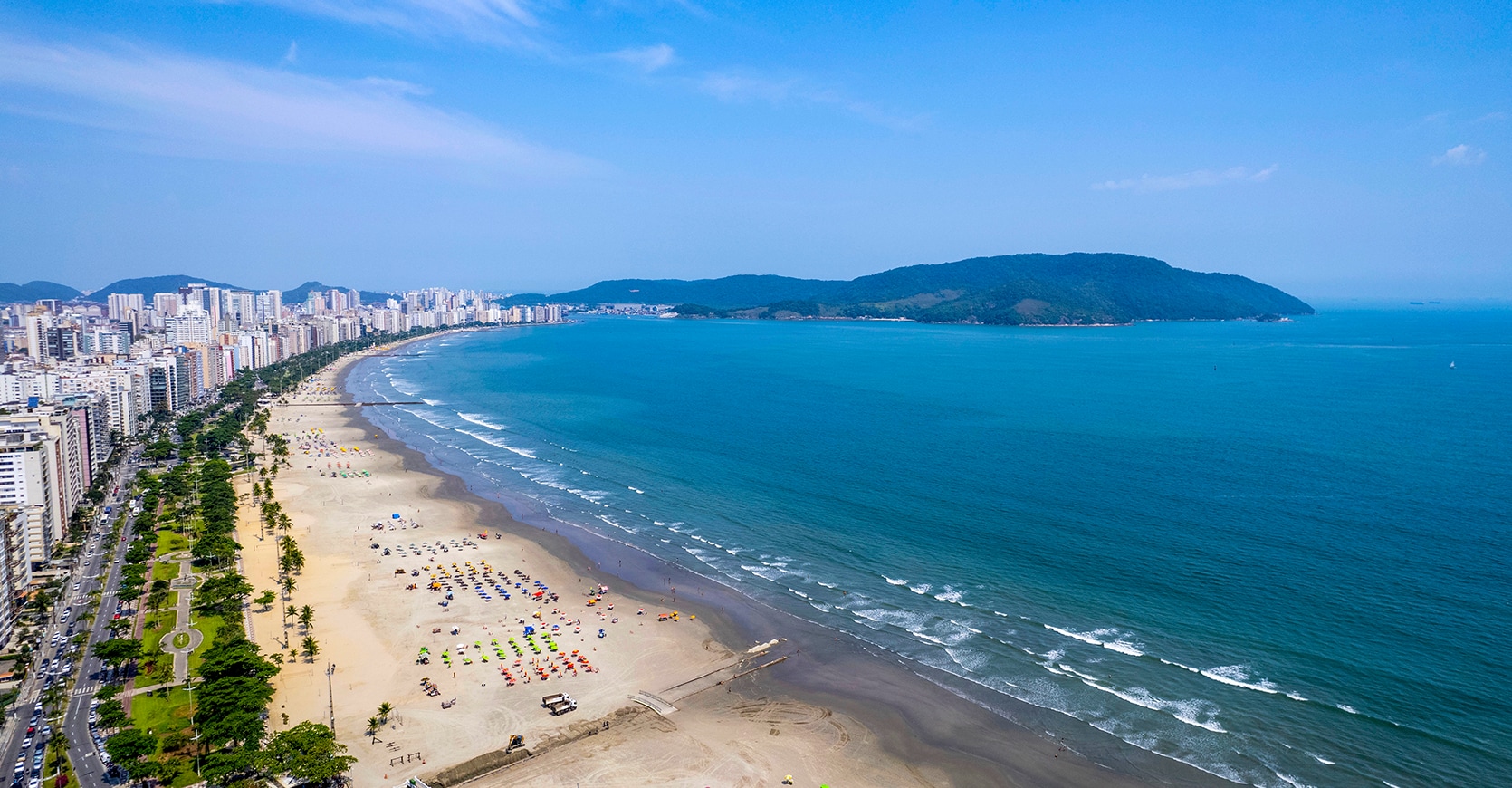 Vista aérea de uma praia vibrante no litoral em Santos, Brasil | MSC Cruzeiros Vista aérea de uma praia vibrante no litoral em Santos, Brasil | MSC Cruzeiros