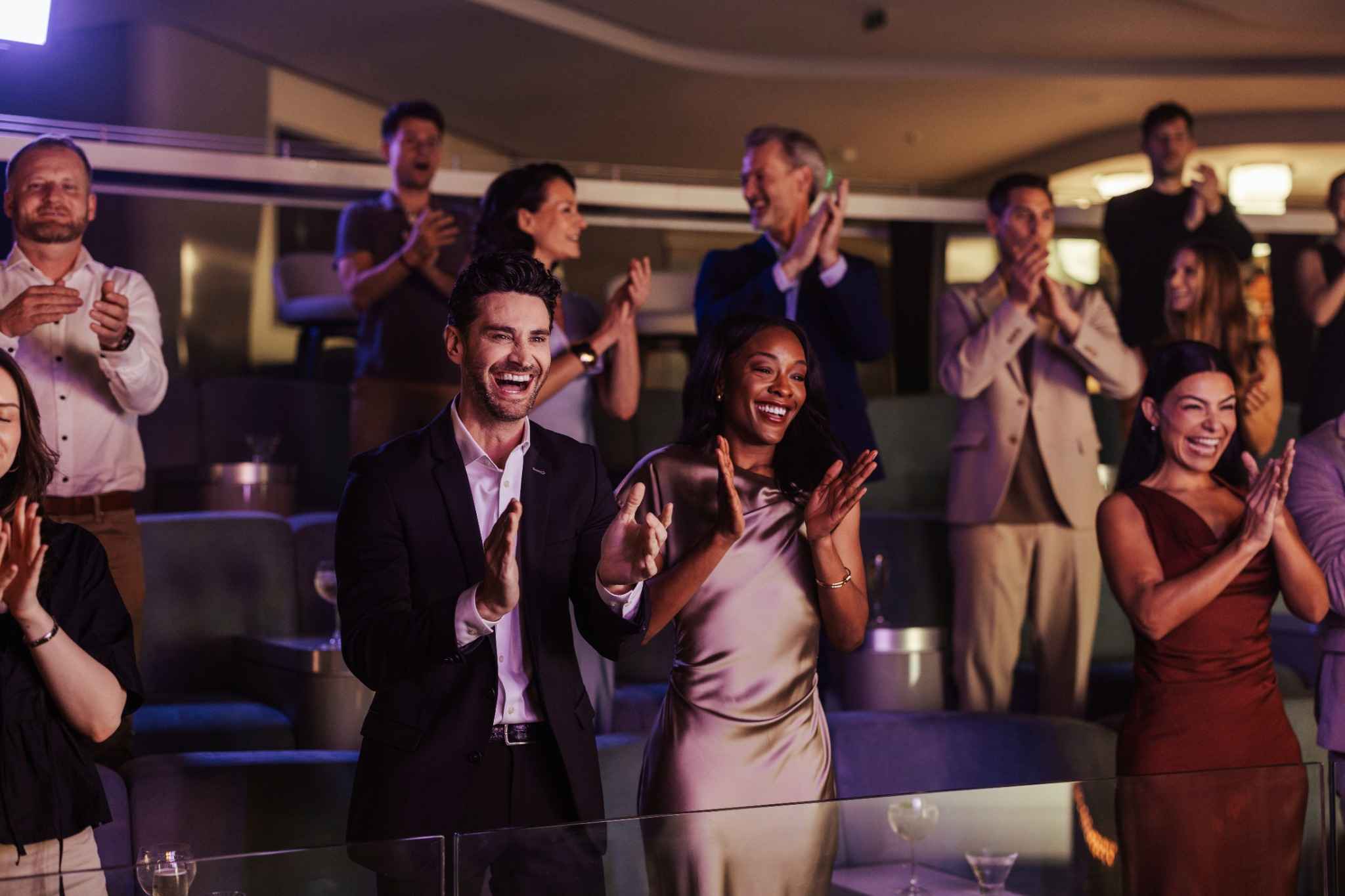 Pessoas aplaudindo em um teatro a bordo de um cruzeiro| MSC Cruzeiros 