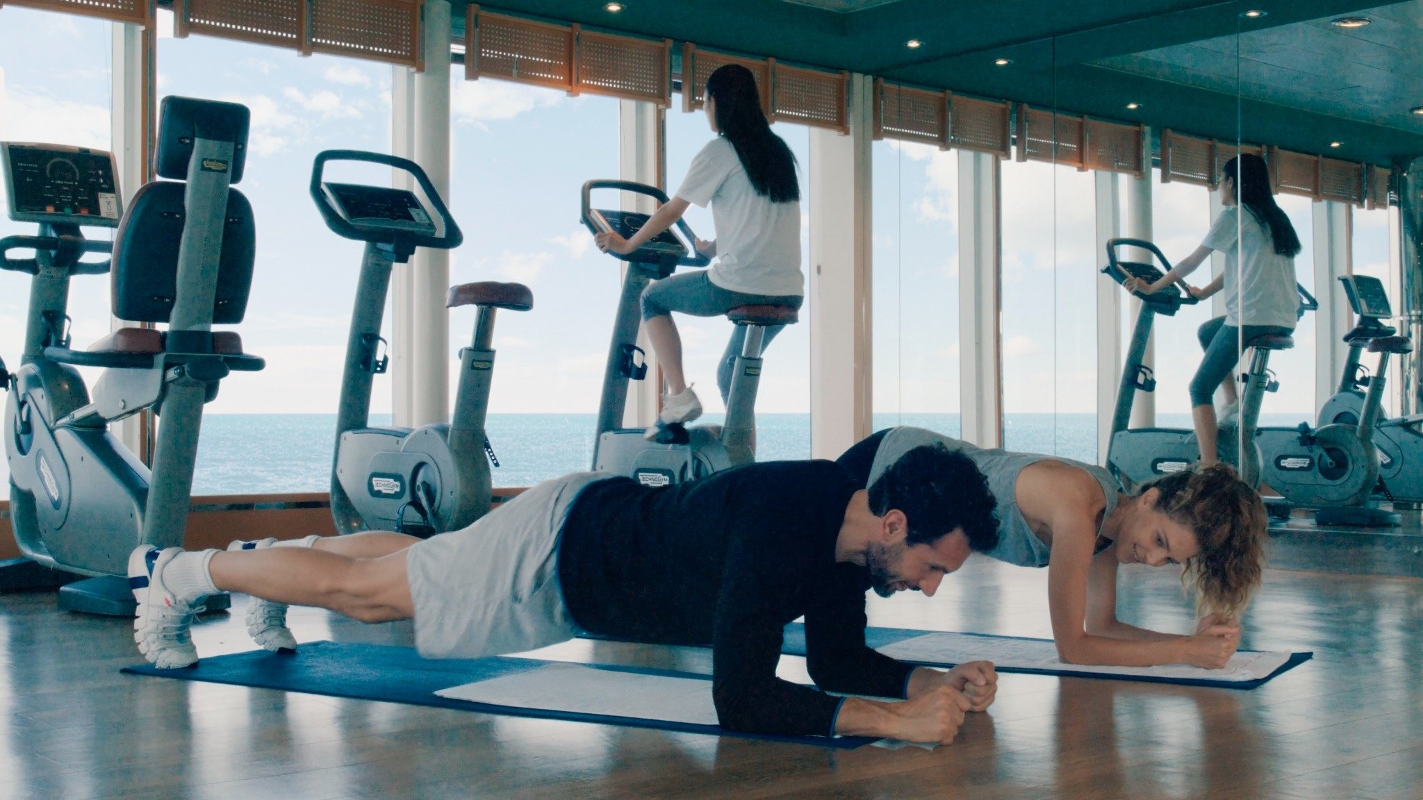 Pessoas praticando esportes. academia MSC Sinfonia | MSC Cruzeiros 