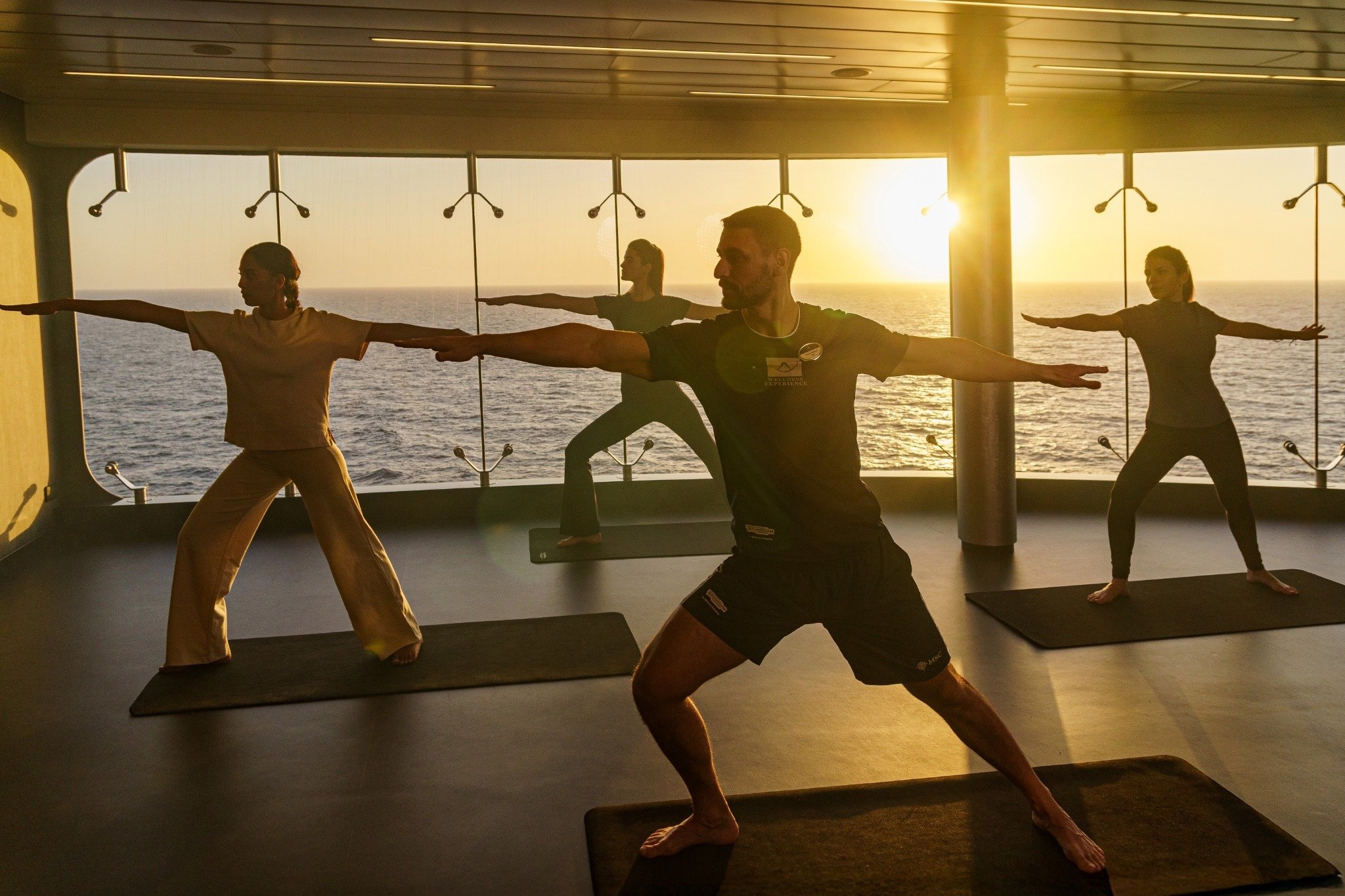 Grupo de pessoas praticando Yoga, MSC Aurea | MSC Cruzeiros 